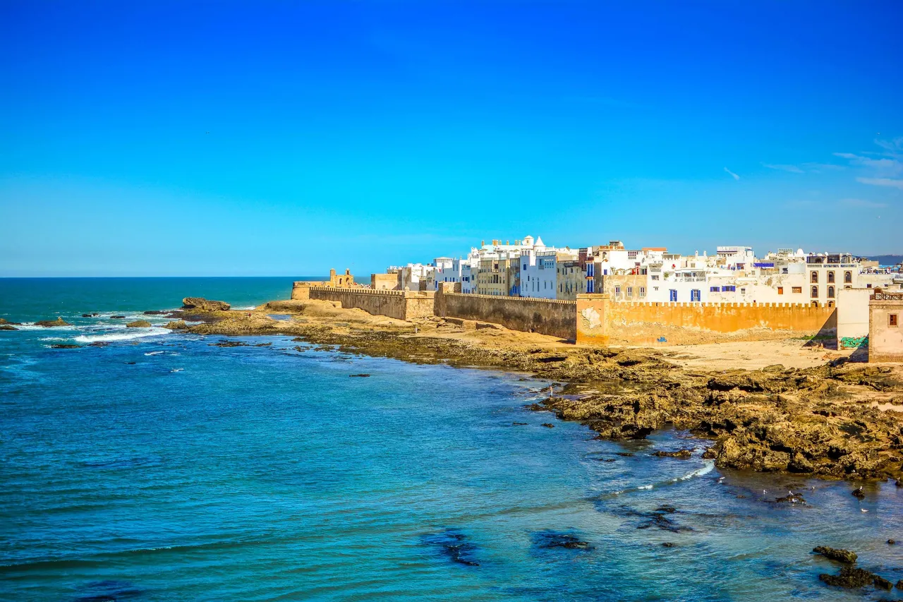 La médina d'Essaouira au bord de l'océan