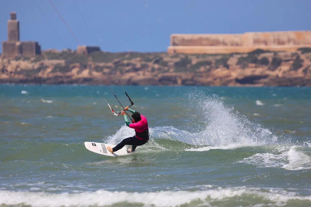 Kitesurfer in front of Essaouira's ramparts