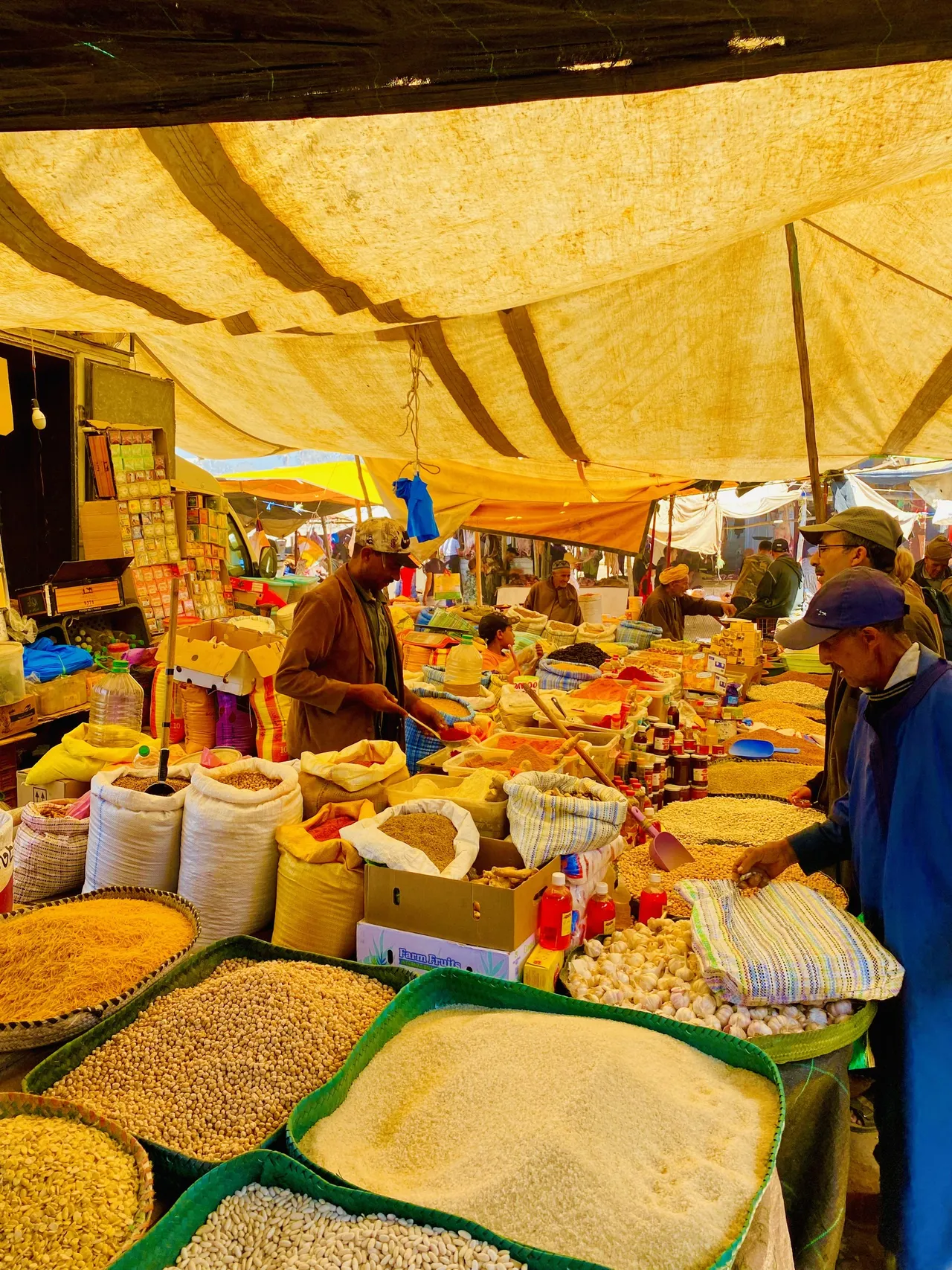 Étal d'épices et de céréales au marché