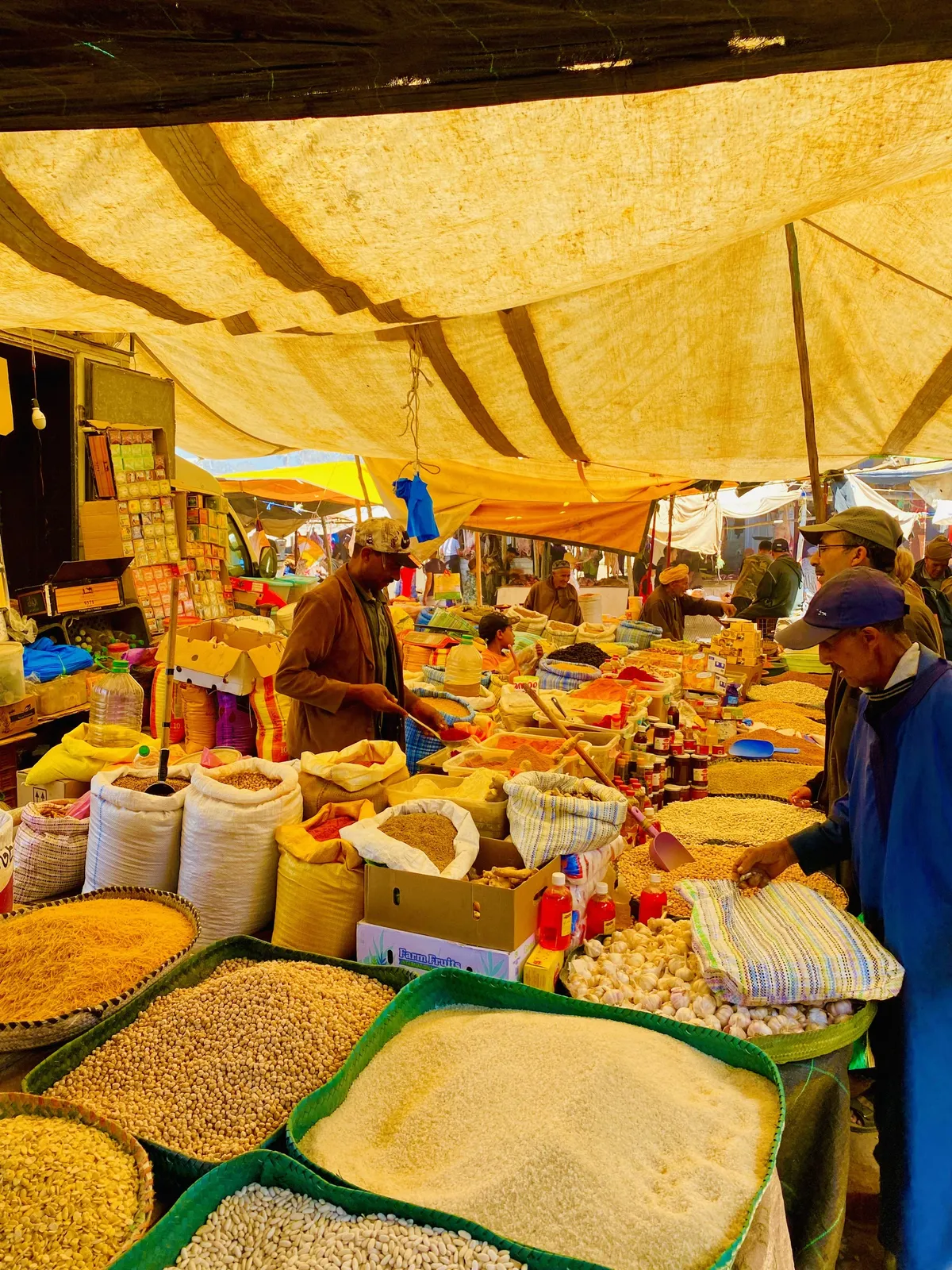 Étal d'épices et de céréales au marché