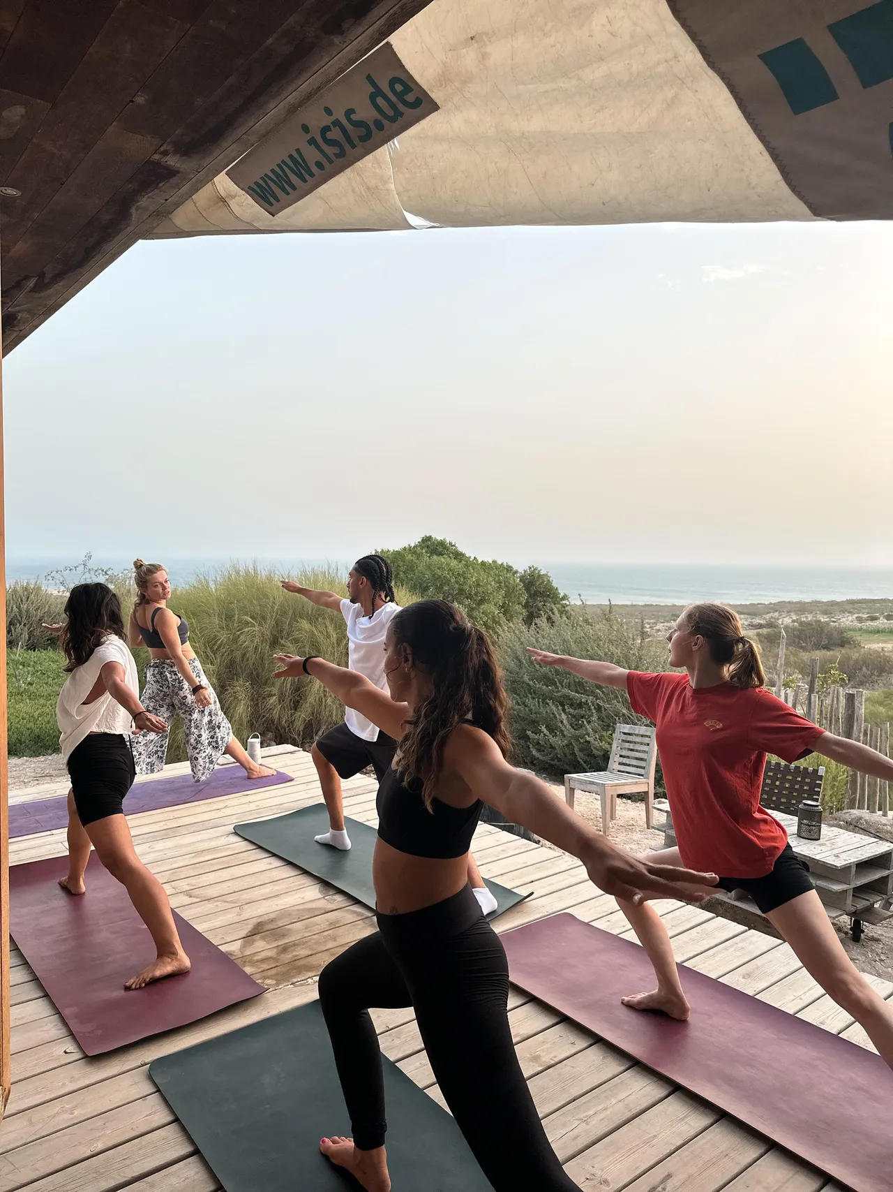 Yoga en plein air face à l'océan